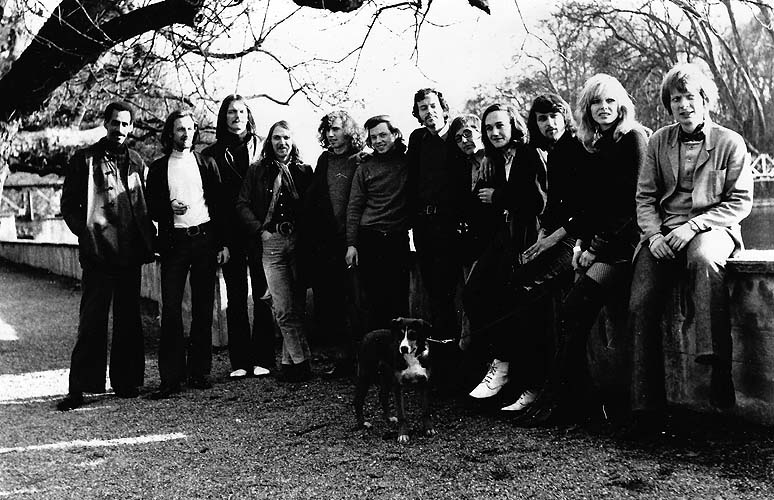  v.l.n.r.: John Tchicai, Runo Ericksson, Peter Warren, Düde Dürst, Fredy Studer, Gogo Thalmann, Jürg Grau, Irene Schweizer,  Stephan Wittwer, Beat Kennel, Anne Christiansen, Ole Thilo und Schlebi der Hund 